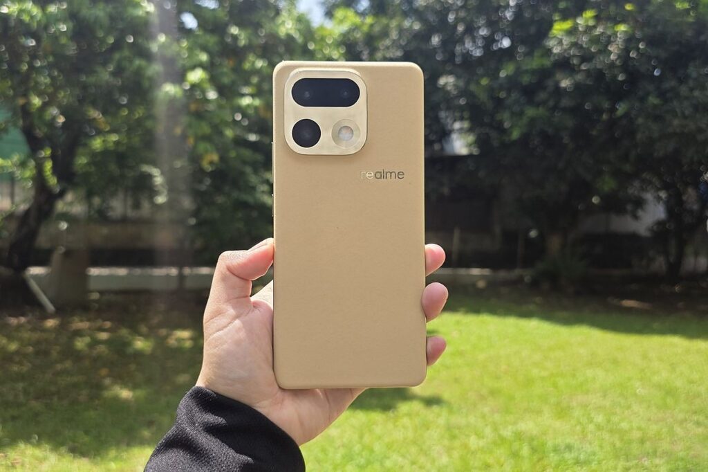 Desain Master Gold yang Kalem Beradu Modul Kamera Unik, Realme 16 Pro Plus Tampil Berani dengan Sensor 200 MP