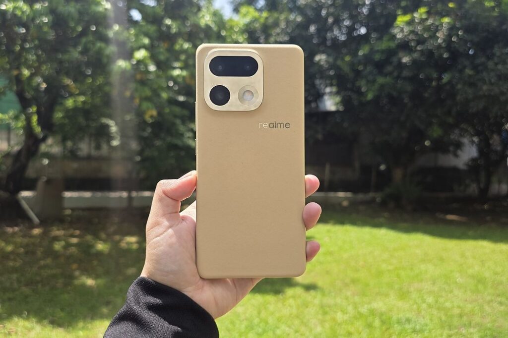 Realme 16 Pro Plus Pamer Desain Master Gold, Kamera 200 MP-nya Bikin Rival Cuma Berani Tiru Tanpa Inovasi