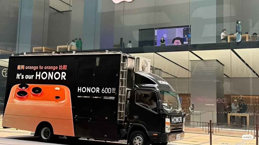 Honor Pamer HP Mirip iPhone 17 Di Depan Apple Store, Ambisi Atau Sindiran Halus?