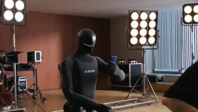 Robot Humanoid Xiaomi Tak Lagi Cuma Pameran, Kini Bisa Memotret Pakai Xiaomi 17T Pro